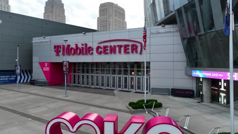 T-Mobile-Center-En-Kansas-City,-EE.UU.,-Con-La-Icónica-Escultura-&#39;Love-Kc&#39;