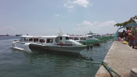 Ferries-De-Cercanías-Atracados-En-La-Costa-Con-Gente-Trabajando