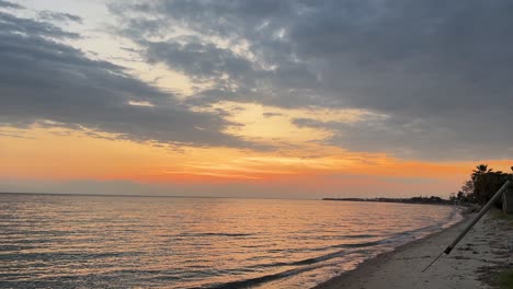 Goldene-Stunde-An-Der-Griechischen-Küste:-4K-Sonnenuntergang-Und-Meereswellen