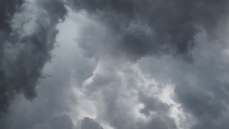 Schwere-Gewitterwolken-Am-Dunklen-Himmel