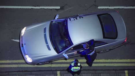 Polizisten-Haben-Einen-Fahrer-Im-Fahrzeug-Angehalten,-Um-Fragen-Zu-Stellen