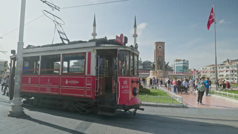 Nostálgico-Tranvía-Rojo-Eléctrico-Público-En-La-Terminal-De-La-Plaza-Taksim-De-Estambul