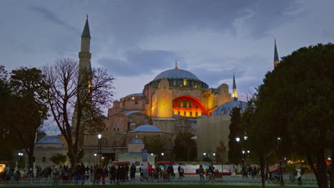 Turista-En-El-Distrito-De-Santa-Sofía-De-Sultanahmet-En-Estambul-Por-La-Noche