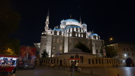 Straßenverkäufer-In-Der-Beleuchteten-Neuen-Moschee-Eminonu-Istanbul-Neue-Moschee
