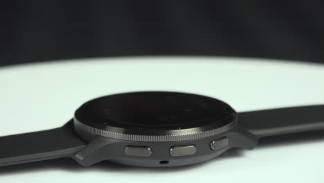 Close-up-view-of-the-Garmin-Venu-3-on-a-rotating-table