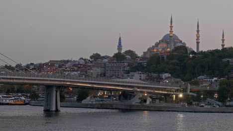 Mezquita-De-Süleymaniye-En-Estambul-Desde-El-Puente-Del-Metro-Del-Cuerno-De-Oro-Luz-Del-Atardecer