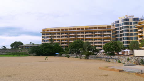 Panorámica-Lenta-De-Derecha-A-Izquierda-Que-Muestra-La-Playa-Del-Hotel-Dusit-Thani-En-Pattaya,-En-La-Provincia-De-Chonburi,-Tailandia