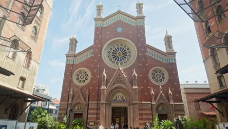 Menschen-Besuchen-Die-Größte-Katholische-Kirche-In-Der-Türkei