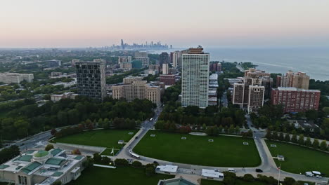 Museum-Für-Wissenschaft-Und-Industrie,-Farbenfrohe-Morgendämmerung-In-Chicago-–-Zurückziehen,-Drohnenaufnahme