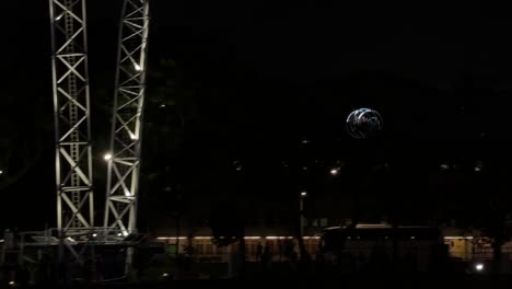 Impresionantes-Vistas-De-La-Emoción-De-La-Caída-Libre-Cayendo-40-Metros-En-El-Columpio-Extremo-En-Clarke-Quay,-Singapur.