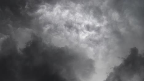 Gewitter-Mit-Vielen-Blitzen-In-Dunklen-Wolken