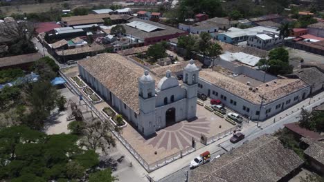 órbitas-Aéreas-Hermosa-Arquitectura-Y-Terrenos-De-La-Iglesia-De-San-Marcos