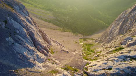 Luftaufnahme-Von-Oben-Nach-Unten-Klippe-Wasserfall-Carnarvon-Lake,-Kananaskis,-Alberta,-Kanada