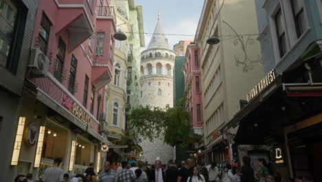 Escena-Callejera-De-Estambul-Atracción-Turística-Torre-De-Gálata-Arquitectura-Genovesa