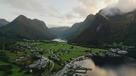 Luftaufnahme-über-Syvde-Und-Den-Syvdsfjord,-Norwegen