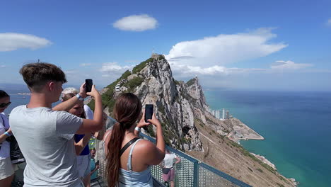 Contemplando-Las-Vistas-Del-Mediterráneo-Desde-La-Cima-De-La-Estación-Superior-Del-Teleférico-Del-Peñón-De-Gibraltar