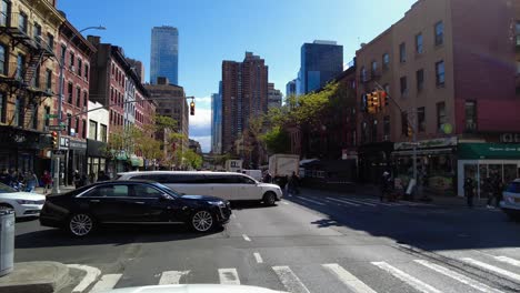 Toma-Pov-De-Una-Limusina-De-Lujo-Blanca-En-La-Carretera-De-La-Ciudad-De-Nueva-York-Durante-El-Día-De-Verano---Toma-De-Seguimiento