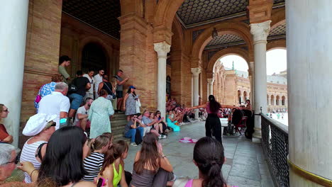 La-Gente-Disfruta-Del-Espectáculo-De-Flamenco-En-La-Plaza-De-España,-Sevilla,-Cámara-Lenta