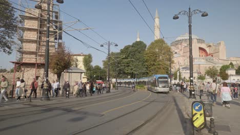 Elektrische-Straßenbahn-Von-Istanbul-Im-Touristenviertel-Hagia-Sophia,-Sultanahmet