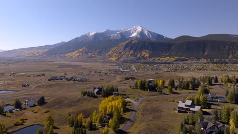 Luftaufnahmen-In-Der-Nähe-Von-Crested-Butte-Colorado-Während-Der-Farbenfrohen-Herbstsaison
