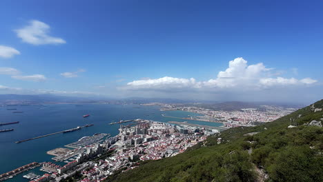 Blick-Auf-Das-Meer-Und-Den-Pier-Von-Der-Spitze-Der-Gibraltar-Seilbahn