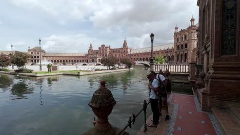 Plaza-De-España-De-Sevilla,-Gran-Obra-Arquitectónica-Con-El-Parque-De-María-Luisa-Y-Su-Icónica-Fuente.