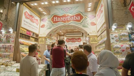 Los-Compradores-Hacen-Cola-Para-Comprar-Delicias-Turcas-Y-Dulces-En-El-Mercado-De-Especias-De-Estambul