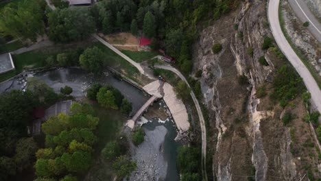 Die-Flussparty:-Ein-4K-Luftblick-Auf-Nestorio,-Griechenland