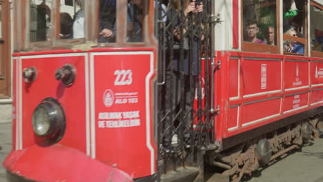 Passagiere-Fahren-Mit-Der-Berühmten-Elektrischen-Roten-Straßenbahn-Istiklal-Straße-In-Istanbul