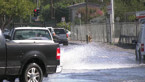 Autos-Fahren-Die-Stark-Befahrene,-überschwemmte-Straße-Entlang
