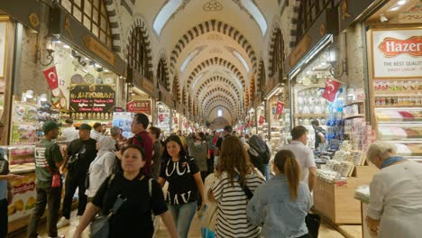 Un-Paseo-Por-El-Bullicioso-Mercado-De-Especias-De-Estambul,-Toma-Manual-En-Primera-Persona