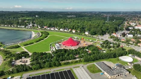 Carpa-De-Circo-Sumarum-Instalada-Junto-A-La-Playa-En-Aarhus,-Dinamarca---Antena