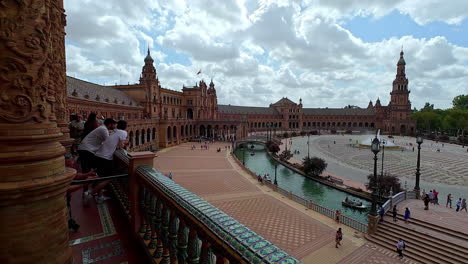 Vista-Panorámica-En-Cámara-Lenta-De-La-Plaza-De-España-En-Sevilla,-España,-Captura-La-Belleza-Y-La-Grandeza-De-Este-Emblemático-Monumento