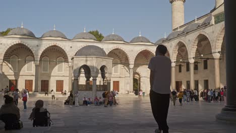 Hombre-Hablando-Por-Teléfono-Hombre-Hablando-Por-Teléfono-En-El-Patio-De-La-Mezquita-Azul-Atracción-Turística-De-Estambul