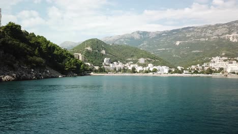 Statische-Aufnahme-Von-Oben-Auf-Das-Adriatische-Meer,-Blick-Auf-Das-Stille-Wasser-über-Montenegro,-Becici,-Budva,-Urlaubsziel