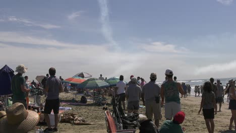 jets-fly-low-over-populated-beach