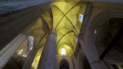 Die-Innenarchitektur-Der-Kathedrale-Von-Sevilla,-Die-Zum-UNESCO-Weltkulturerbe-Gehört,-Ist-Ein-Beeindruckendes-Beispiel-Gotischer-Und-Renaissance-Architektur