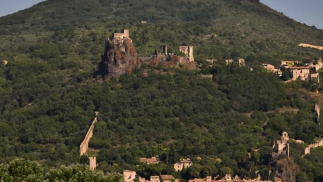 Antiguo-Castillo-Francés-Chateau-De-Rochemaure-Ardeche-Vista-Aérea-Cámara-Lenta