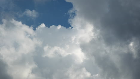 Sommerwolken-Im-Zeitraffer-Vor-Blauem-Himmel-Und-Sonnenstrahlen