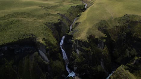 Fluss-In-Der-Fjaorargljufur-Schlucht-In-Wunderschöner-Isländischer-Landschaft---Luftaufnahme