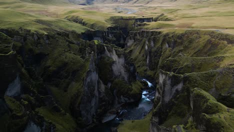 Impresionante-Cañón-De-Fjaorargljufur-Cerca-De-La-Carretera-De-Circunvalación-En-Islandia-Durante-El-Verano,-Aéreo