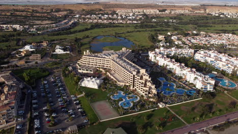 Wunderschönes-Hotel-Almerimar-Und-Seine-Schwimmbäder,-Strand-El-Ejido,-Spanien