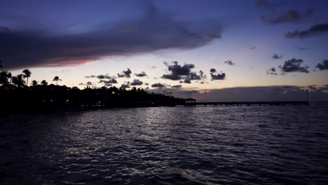 Tieffarbener-Sonnenaufgang-über-Der-Welligen-Küstenwasserlandschaft-In-Key-West