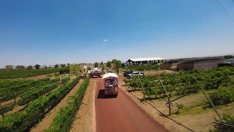 Impresionante-Perspectiva-Desde-Un-Dron-De-Una-Finca-De-Viñedos,-Que-Muestra-Un-Tractor-Que-Transporta-A-Los-Participantes-A-Un-Evento,-Ubicado-En-Ecatepec-De-Morelos,-México.