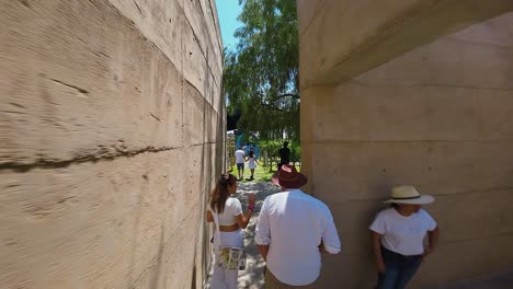 Ein-Junges-Paar,-Ganz-In-Weiß-Gekleidet,-Genießt-Eine-Fantastische-Zeit-Bei-Einer-Veranstaltung-In-Ecatepec-De-Morelos,-Mexiko