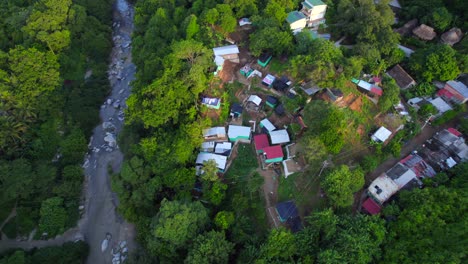 Pueblo-Comunitario-Rural-De-Chabolas-Junto-Al-Río-En-La-Selva-Amazónica-Al-Atardecer