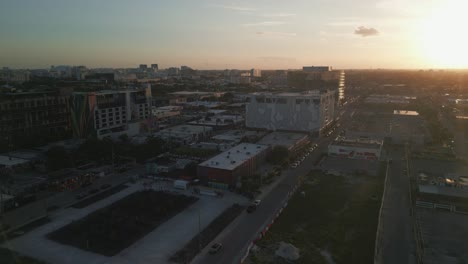 Antena-Del-Distrito-Aéreo-De-Wynwood-Al-Atardecer-Con-Un-Edificio-Rascacielos-Pintado