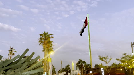 Bandera-De-Los-Emiratos-Árabes-Unidos-Ondeando-Alto-Con-Orgullo,-Bandera-De-Los-Emiratos-Árabes-Unidos-Ondeando-En-Dubai-4k