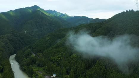 Schöne-Neblige-Landschaft-Von-Shikoku-Japan,-Luftaufnahme-Des-Kurose-Flusses