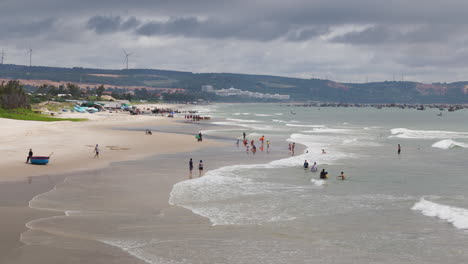 Luftaufnahme-Von-Menschen,-Die-Den-Sandstrand-Von-Mui-Ne-In-Vietnam-Genießen